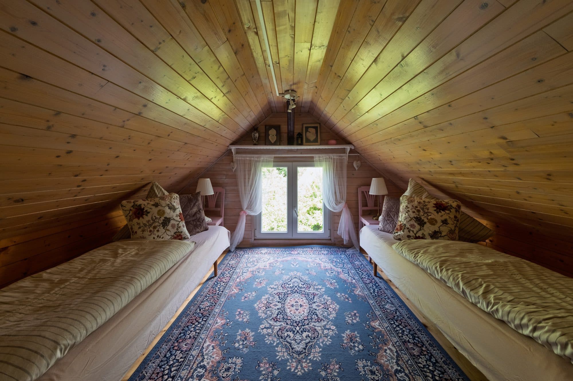 Chaloupka pod skalou: podkrovi loznice