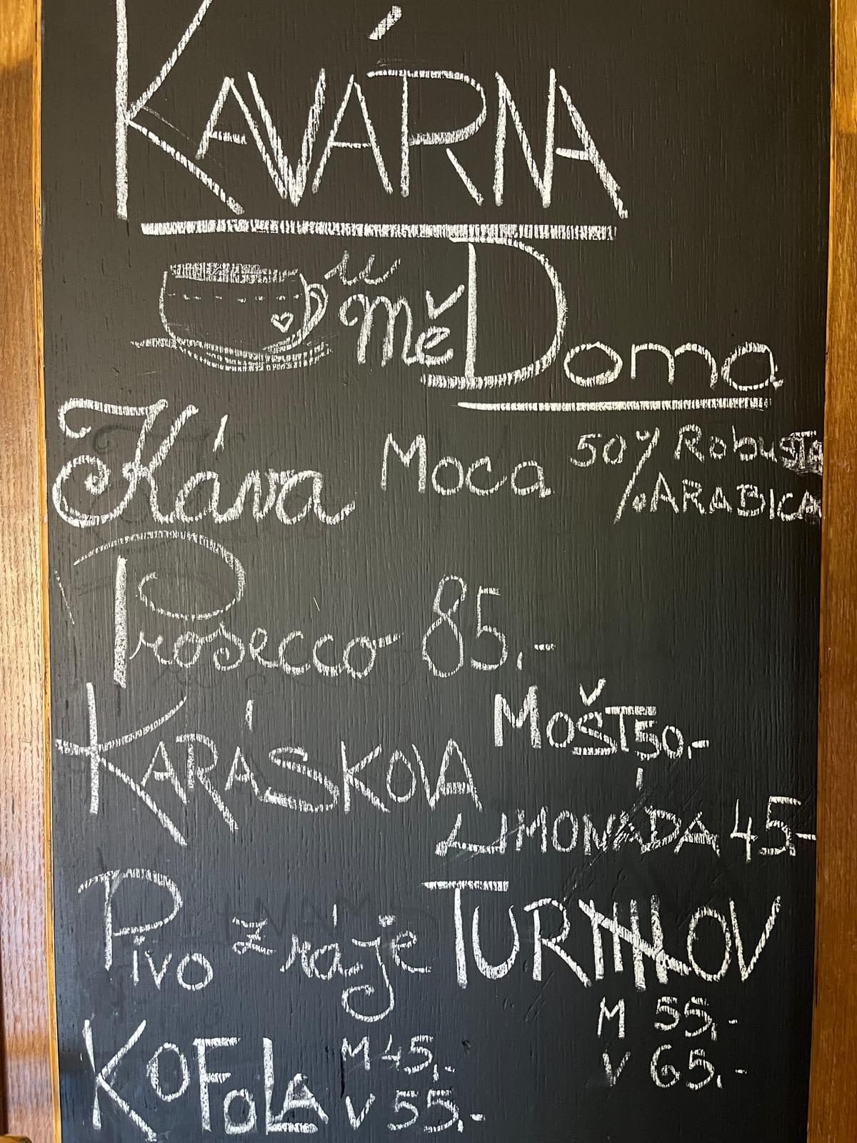 Tabule s nabídkou kavárny u chaloupky